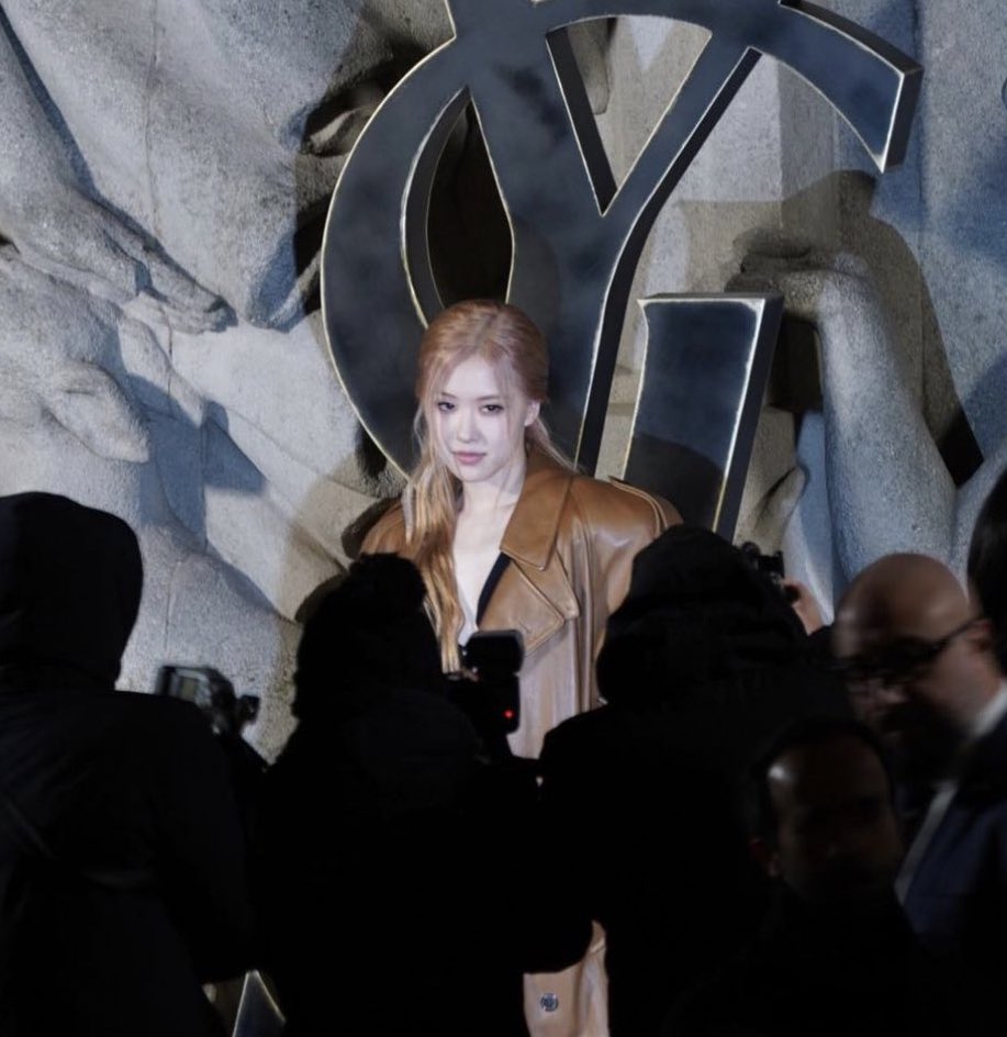 onlyforsie's tweet photo. Always being the center of attention, Park Roseanne 

ROSÉ SAINT LAURENT PFW23 #ROSÉCharmeEnSaintLaurent #ROSÉxSaintLaurent @YSL https://t.co/7MAu8ODjak