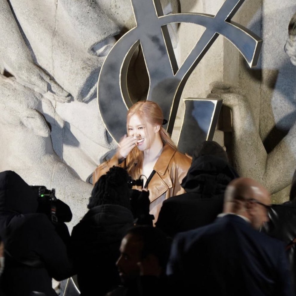 onlyforsie's tweet photo. Always being the center of attention, Park Roseanne 

ROSÉ SAINT LAURENT PFW23 #ROSÉCharmeEnSaintLaurent #ROSÉxSaintLaurent @YSL https://t.co/7MAu8ODjak