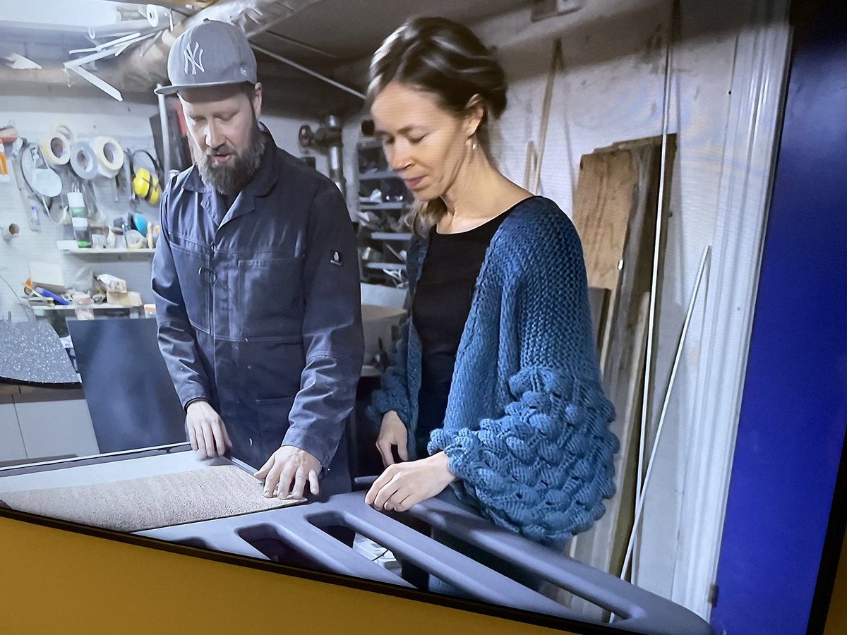 SIGNEX3's tweet photo. Er der nogle strik-eksperter på linjen? Spottede lige den her cardigan i #danmarksnæsteklassiker og er helt syg efter at få fingrene i en. Nogen der kan identificere hvor den er fra? 🙈 #twitterhjerne https://t.co/h4sXAxhTuu