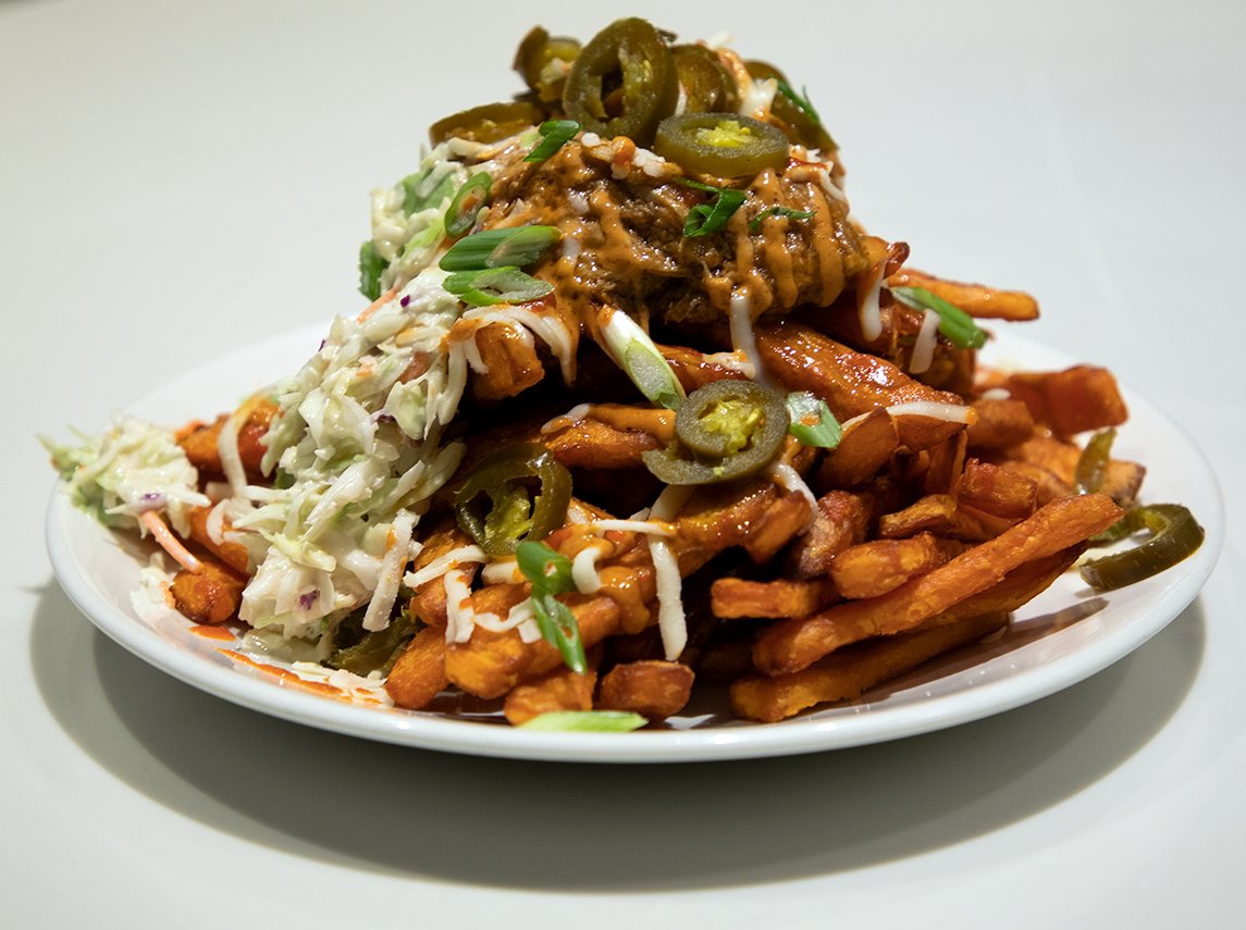 #MakeItAFryDay! 🍟

Hunter's creation includes sweet potato fries, pulled pork &amp; pickled jalapeños! 🥵

If you're a fan of his dish, give this tweet a like and/or retweet &amp; you could win a year's supply of <a href="/mccainfoods/">McCain Foods Canada</a> product while Hunter could win a $1,000 donation to <a href="/BGCBigs/">BGCBigs</a>!