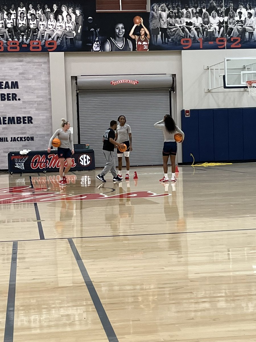 RebsWBB_rec's tweet image. Group work today #WeDevelop #ComeToTheSip