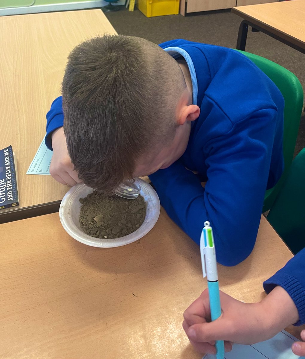 MissBowenGreen1's tweet photo. Looking carefully to see if we can discover what soil is made from 🪨🔍 We recorded our observations about what we could see, feel and hear @BramleyJunior #bsjscience https://t.co/7QmzTA2Nkd