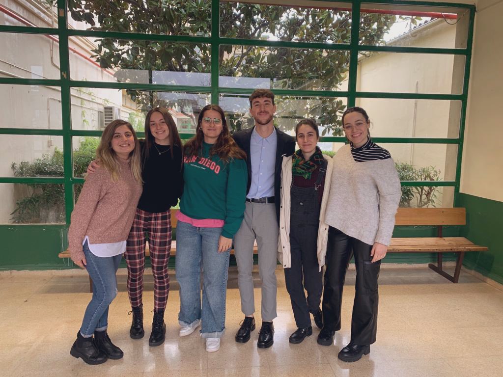 Simplemente no puedo estar más feliz y orgullosa del trabajo que has hecho, de tu esfuerzo y constancia y de lo PERFECTO que lo has hecho hoy!!! 🥳 te quiero tanto que exploto! Enhorabuena Doctor Castillo ❤️🥰 te mereces todo!!!