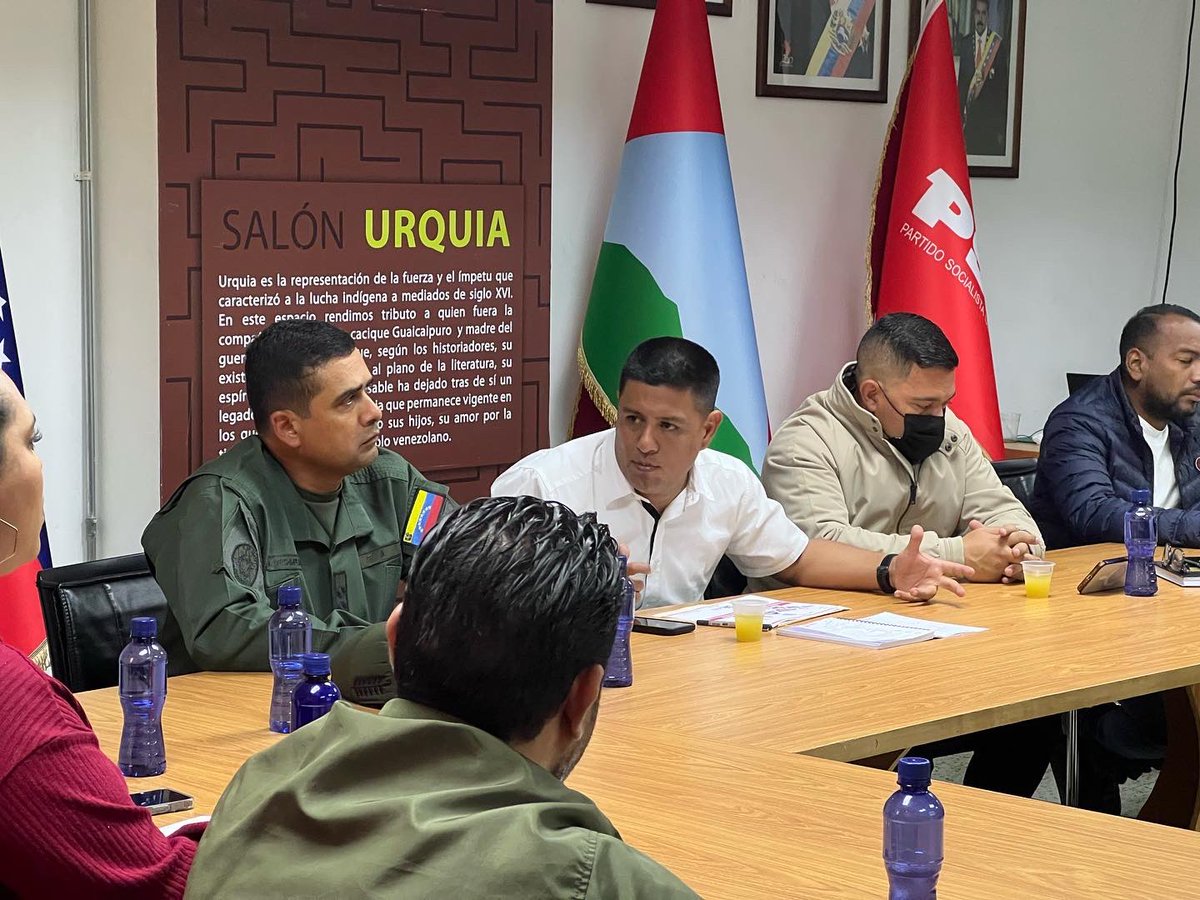 #EnFotos 📸 || Trabajando para organizar la agenda del décimo aniversario de la siembra del comandante Chávez.✊🏽❤️

¡Chávez vive! @NicolasMaduro