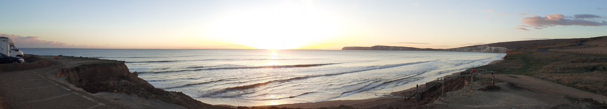 A panoramic view of a sunset set over Tennyson Down and the Jurassic Coast.  Sadly I never saw the Aurora Borealis that followed.

🌱#greenishodyssey