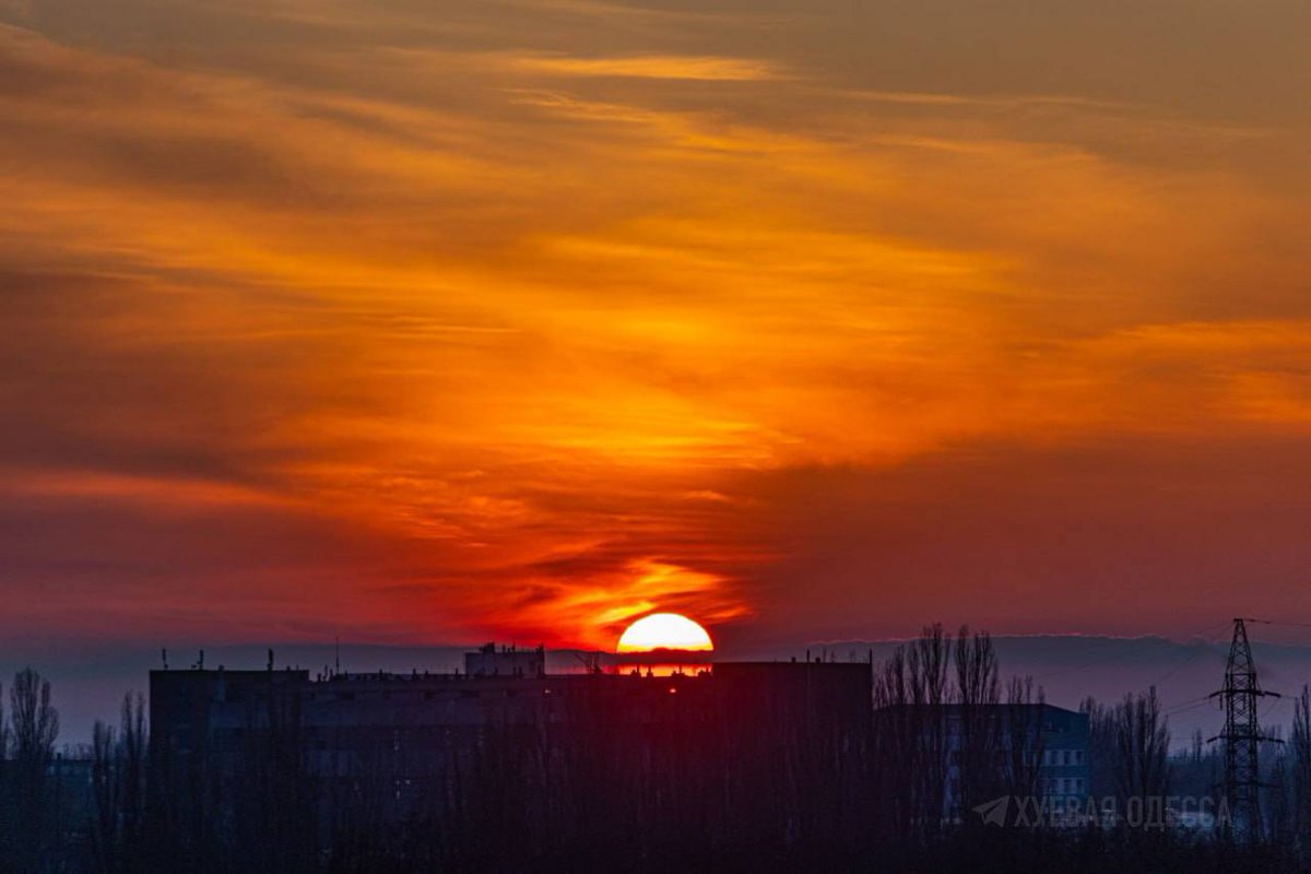 MelmoryMist's tweet photo. Today's sunset is beautiful. The winter sun is going away, and we are looking forward to spring. Today is a very, very, very long three hundred and sixty-eighth of February. May it be spring!  #springforUkraine #UkraineRussiaWar #RussiaisATerroistState #UkraineWillWin https://t.co/j0dbBlCbGt