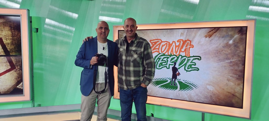 EmilioJGuerrero's tweet photo. Ya estoy con mi primo @pozo_mariano para echar un ratito de charla. Creo que se pone poco en valor su talento y trayectoria y hoy quiero conocer un poco sus secretos y su mirada privilegiada. Os esperamos a la 21:30h en @ZonaVerde101 @101tvMalaga https://t.co/tOKEeuJs5O