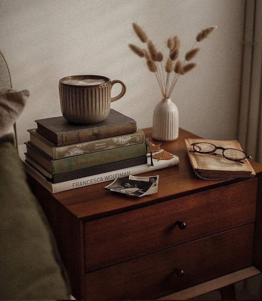 📚 "Mantendré mi libro sobre la mesa y leeré un poco cada mañana, tan pronto como me despierte, porque sé que me hará bien y me ayudará durante el día".

🖋 Louisa May Alcott