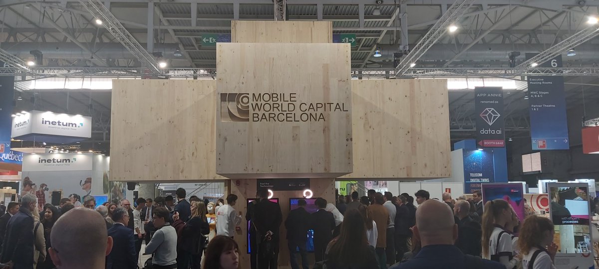 AlbertoLeraH's tweet photo. Todavía queda mucho #MWCBarcelona2023, y espero poder ver y contar, muchas más cosas, más #edge #computing #MEC, más #IA #AI, más #metaverso, más #Web3, y en #media, más #inmersión, más #augmentedreality / #humanity, más capacidades. En resumen, mucho más. https://t.co/IMcD1ZhbJu