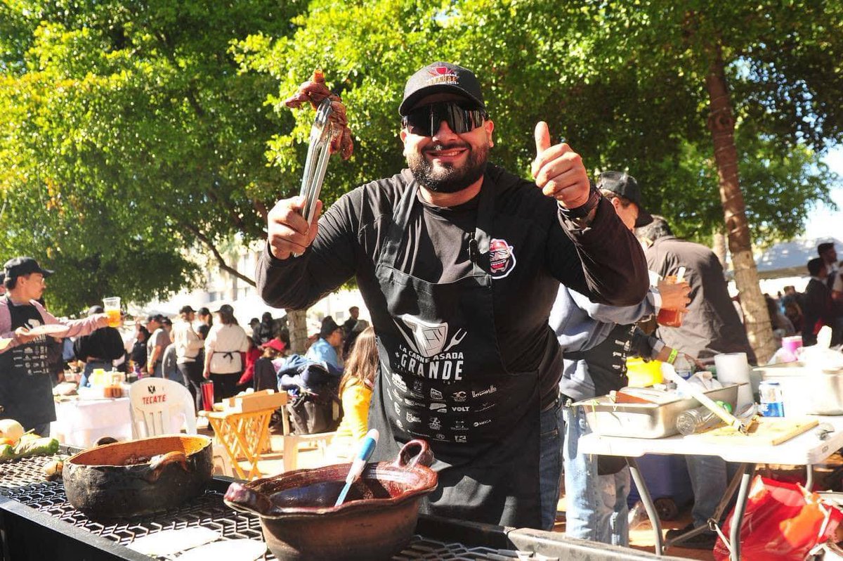 El_MPDigital's tweet photo. 🚨#Viral #Sonora 🚨 | ¡Que chille! 🍗🍖🍢
En #Sonora, México, se logró el Récord Guinness de la mayor cantidad de gente asando carne al mismo tiempo. 
Tuvo una extensión de 1,200 parrillas, 5 toneladas de carne y la participación de 2,300 parrilleros.🤤 https://t.co/xvrV2PZ0CM