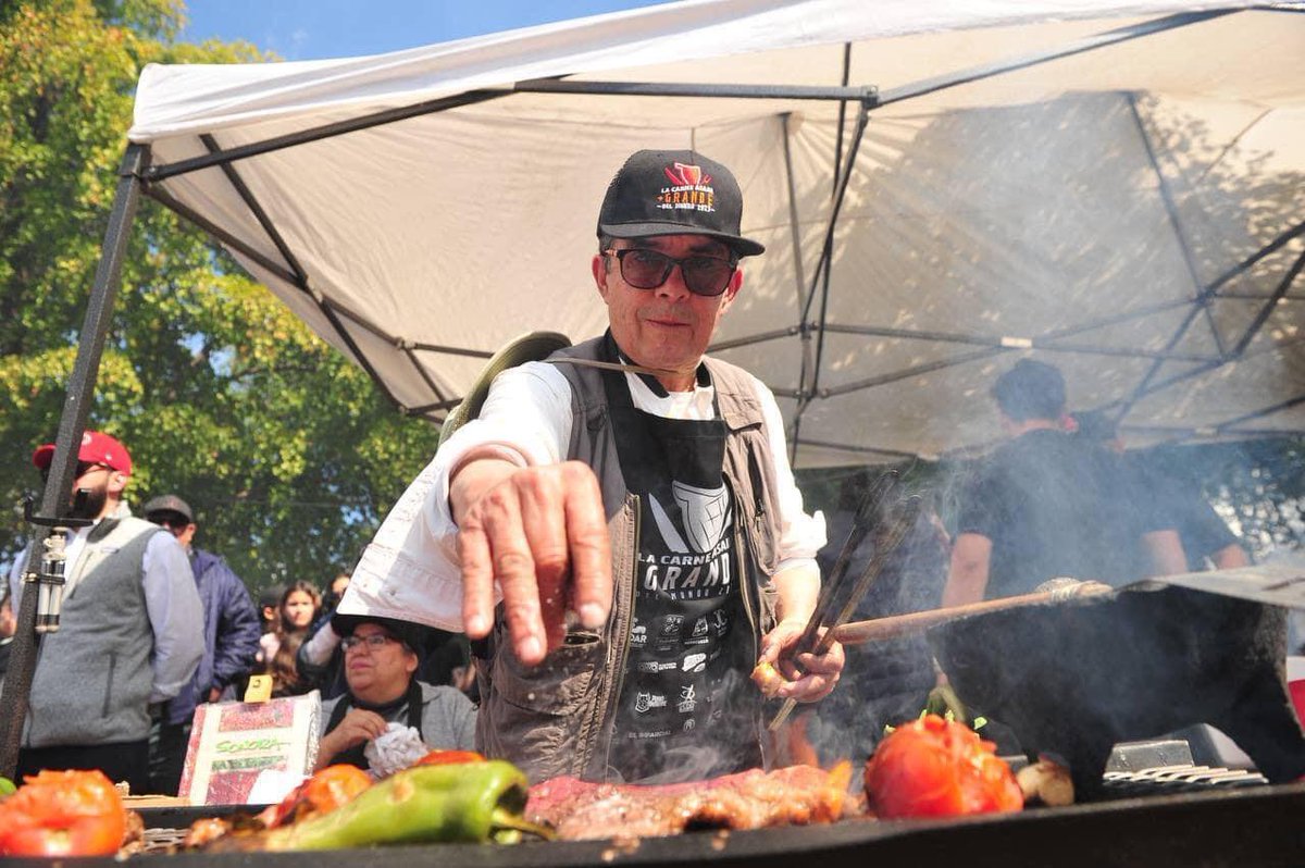 El_MPDigital's tweet photo. 🚨#Viral #Sonora 🚨 | ¡Que chille! 🍗🍖🍢
En #Sonora, México, se logró el Récord Guinness de la mayor cantidad de gente asando carne al mismo tiempo. 
Tuvo una extensión de 1,200 parrillas, 5 toneladas de carne y la participación de 2,300 parrilleros.🤤 https://t.co/xvrV2PZ0CM