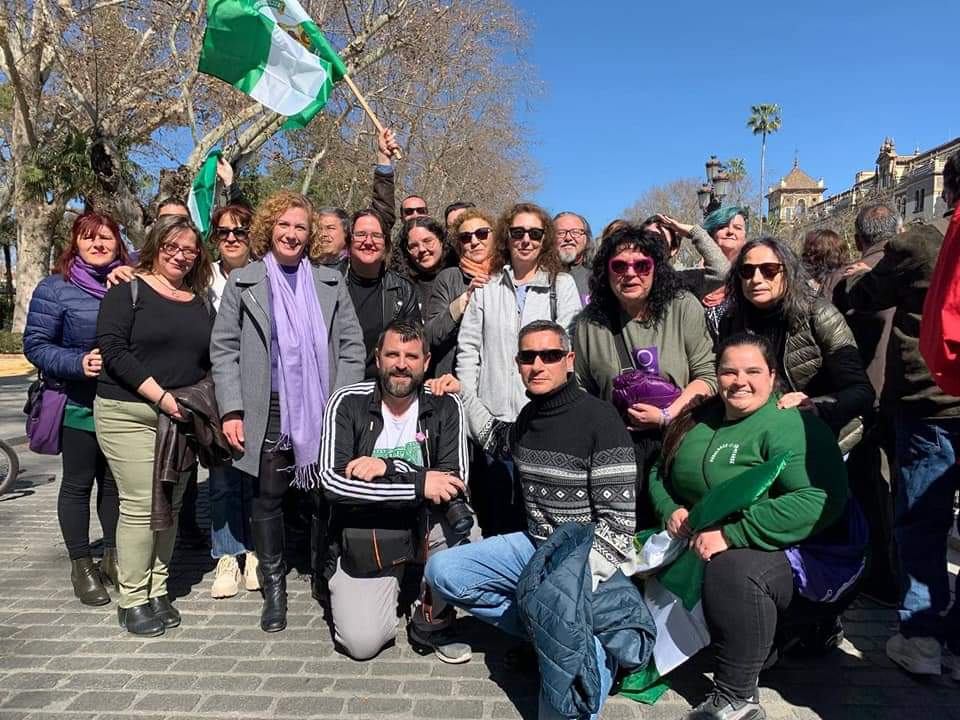 PodemosTdjimeno's tweet photo. Andaluces, andaluzas, levantaos!!!
Pedid educación y sanidad.
Sea por Andalucía libre,
Lo público y la paz.
Hoy en Sevilla por Andalucía y los servicios públicos ✊🏽
#28Feb2023
💚🤍💚 https://t.co/wrw4EdtI9Y