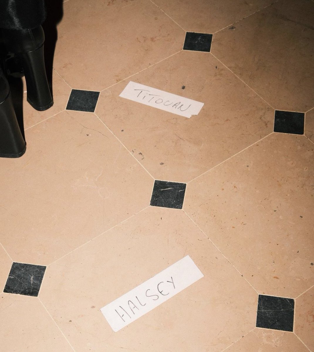 cynthiaruth95's tweet photo. HALSEY WALKING PARIS FASHION WEEK AHHHH!!! https://t.co/5TP3Oi9Egw