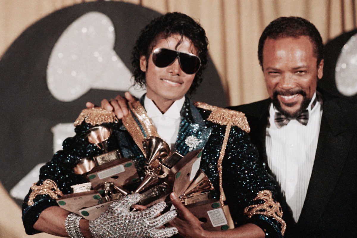 retrochenta's tweet photo. Hoy hace 39 años que Michael Jackson fue premiado con 8 Grammys por su legendario álbum "Thriller". https://t.co/j4w0Bn0chZ