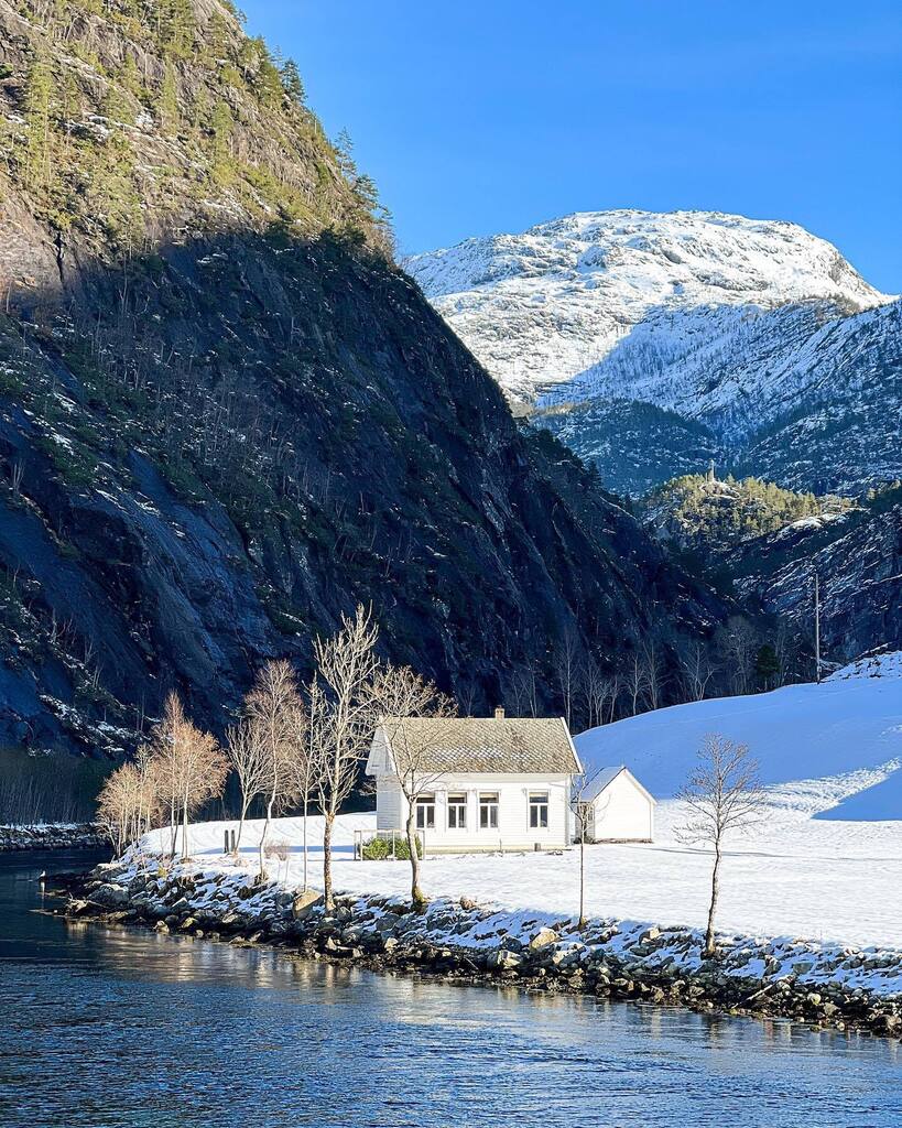 [AD] If you have ever been tempted by the idea of visiting Norway, even just a little bit. Here is your sign to book that trip. ✈️ We had an amazing time sailing through some of the longest and biggest Fjords in Norway, and let’s just say they didn’t dis… instagr.am/p/CpOBPklMn9c/