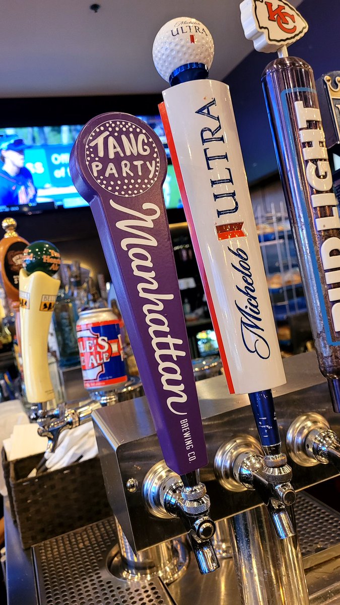 It’s a TANG PARTY up in here!!! <a href="/manhattanbrew/">Manhattan Brewing Company</a> <a href="/CoachJTang/">Jerome Tang</a> #tangparty #powercat #manhattanks
