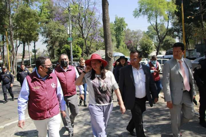 evelyn_parraA's tweet photo. Recorrí el #Parque de los Periodistas Ilustres para supervisar los trabajos de mantenimiento y de mejoramiento de imagen que llevamos a cabo en este lugar, y que ya disfrutan los vecinos de las colonias #DelParque, #JardínBalbuena, #AeronáuticaMilitar, entre otras. https://t.co/NyVwubd0wo