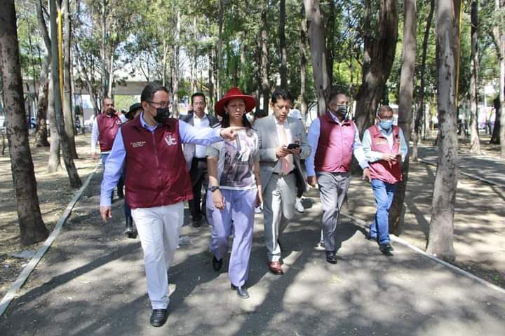 evelyn_parraA's tweet photo. Recorrí el #Parque de los Periodistas Ilustres para supervisar los trabajos de mantenimiento y de mejoramiento de imagen que llevamos a cabo en este lugar, y que ya disfrutan los vecinos de las colonias #DelParque, #JardínBalbuena, #AeronáuticaMilitar, entre otras. https://t.co/NyVwubd0wo