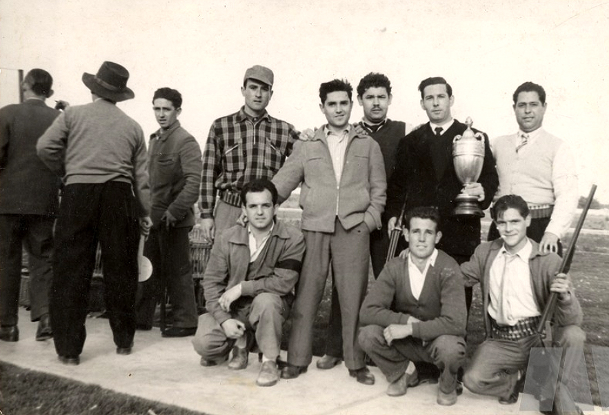 museuqdp's tweet photo. Grup de caçadors en un concurs de tir al colom amb els🏆trofeus. Una fotografia de l'any 1958 i pertanyent a la col·lecció del nostre #museuQdP de la Família Coll Gimeno.
Reconeixes a algú de la foto📷?
#QuartdePoblet #MuseuVirtualQdP @CulturaQdP @quartdepoblet https://t.co/E4ol2KDoLE
