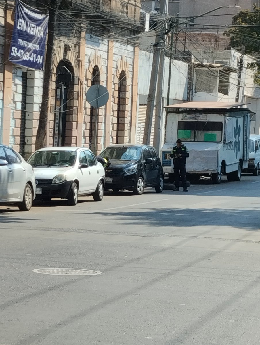 elchavarock69's tweet image. Amigos, nuestros cuerpos policiacos siempre dispuestos a rifarse el físico por la ciudadanía!! Podemos apreciar a 2 elementos robándose.. perdón, arrestando a una placa malechora!! Buena esa...
#policía #cuidandonos #seguridad