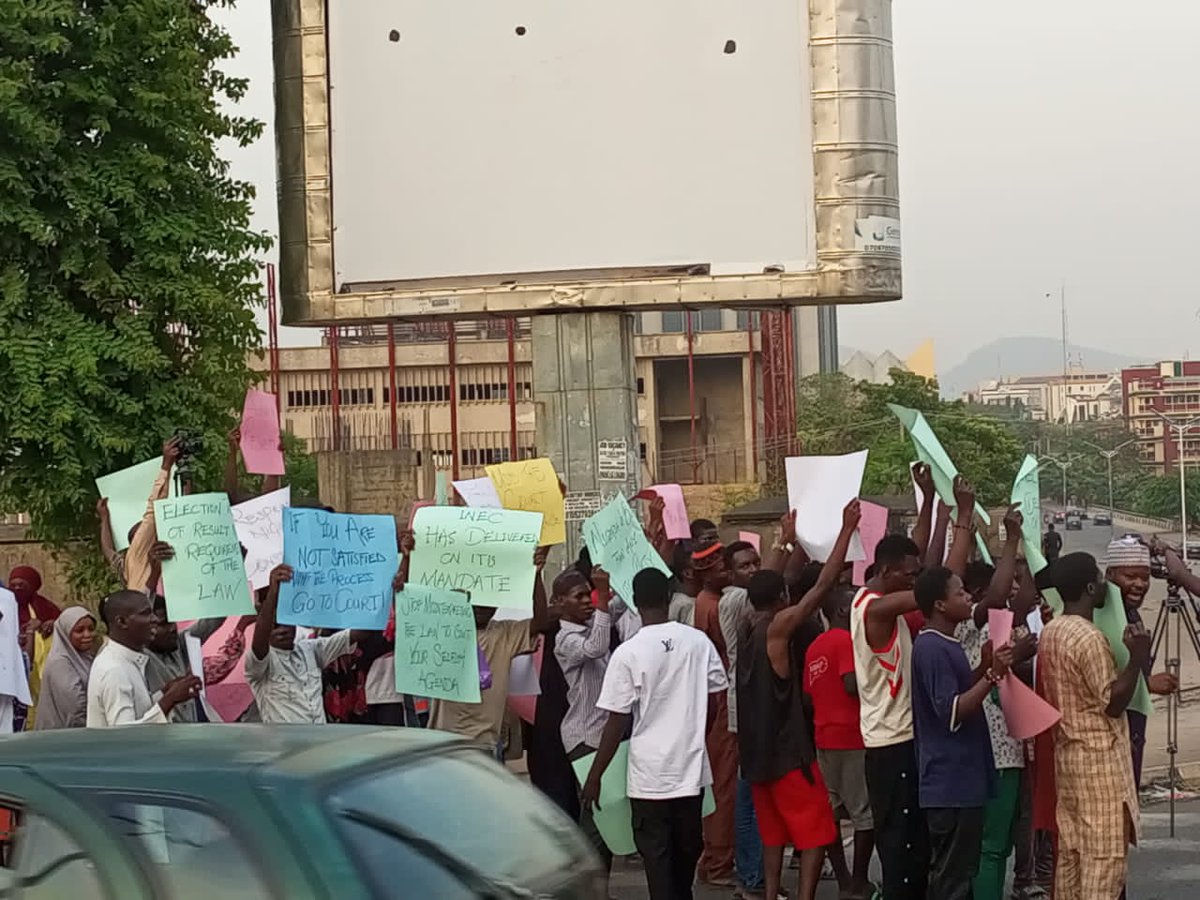 trueNija's tweet photo. #Thread
A group of patriotic youth held a peaceful rally today in Abuja calling @inecnigeria not to be distracted or allowed to be blackmailed to halt the announcement of one of the best elections conducted in Nigeria.
#INECBeFirm
#DoNotCompromise
#NigerianElections2023
1/ https://t.co/RIJcSrxd3D