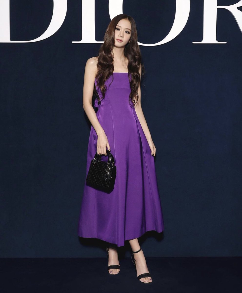 Dior updated on Instagram with JISOO. 

“Once again causing a sensation among the expectant crowd, @.Sooyaaa__, our global ambassador for fashion and beauty, lit up the arrivals carpet at the #DiorAW23 show by @.MariaGraziaChiuri in Paris.”
🔗 instagram.com/p/CpOE98zIGKI/…