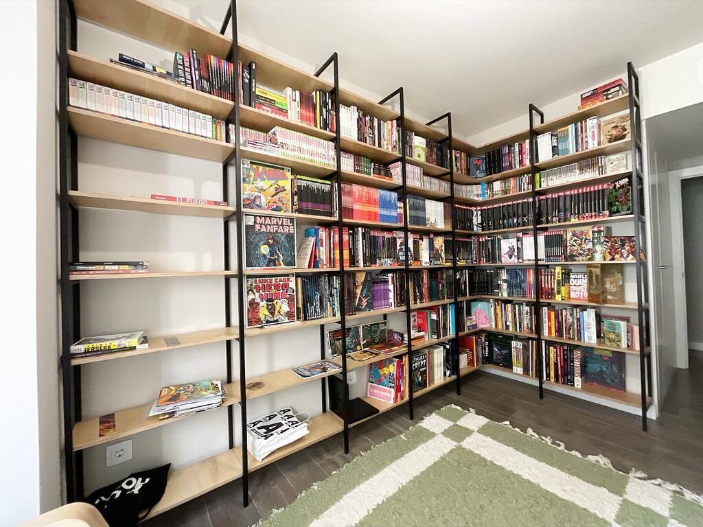 Muy contentos de ver una de nuestras últimas bibliotecas llena de cómic. No puede estar mejor vestida que con esta fantástica colección de cómics. Es todo un placer trabajar para Fatima y Paco (<a href="/pakmorelloarts/">Pak Morello</a>). Apasionados y profesionales de este mundo.… instagr.am/p/CpN_N04j14T/