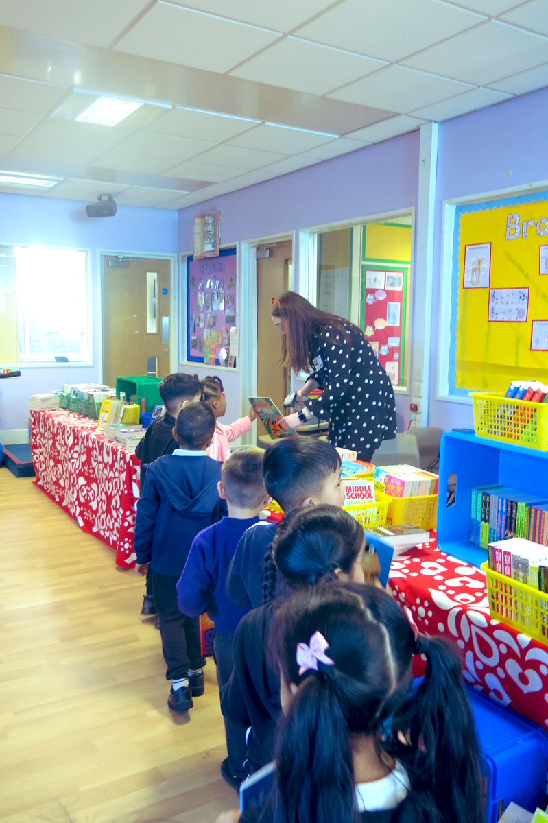 misssmythe_HT's tweet photo. What a very magical morning 📚
We each got to choose our very own book to take home. We were so excited to read our new stories 💫✨
@Richmond_HT
#EYFS #EarlyYears #ReadAchieveSucceed #EYReading https://t.co/SNN3dUE47E