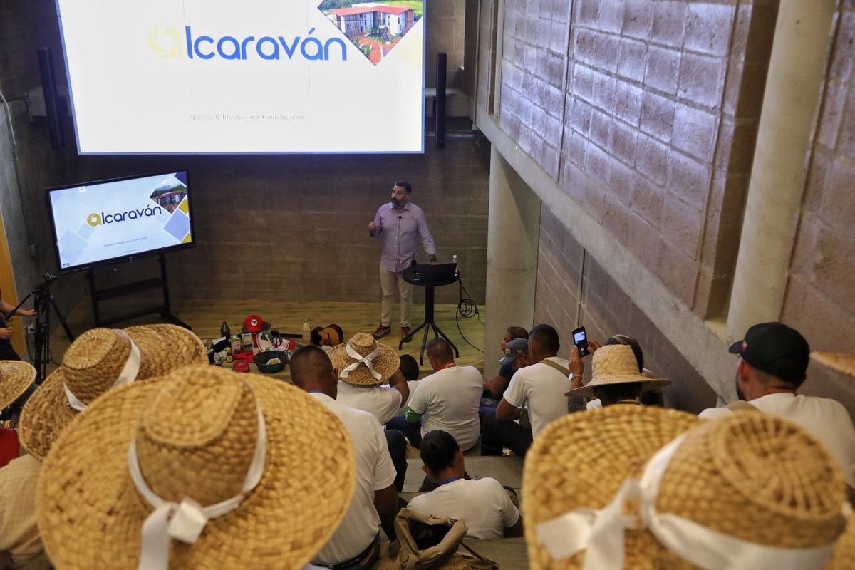 mincomunas_ve's tweet photo. #EnFotos 📸 | Director Ejecutivo del Consejo Federal de Gobierno, presentó la plataforma Sinco, sistema de integración comunal que tiene como actor protagónico al #PoderPopular, durante la instalación del Programa de Cooperación Alianza para producir la vida.

#ComunaONada https://t.co/qJosBkauCx