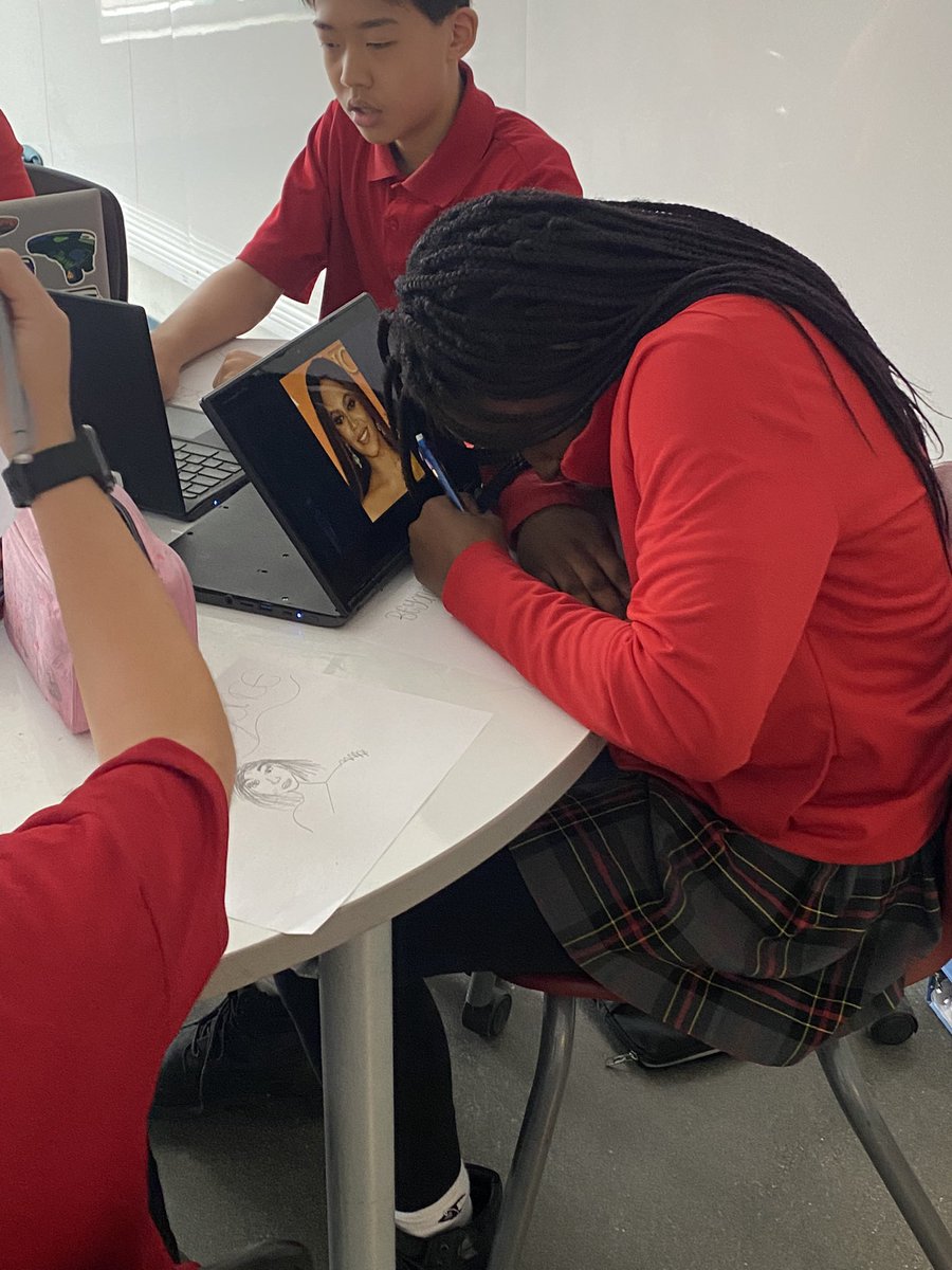 PascaleBrisson's tweet photo. Les élèves de 7e @ESP_LOUISRIEL participent aux activités du Mois de l’histoire des Noirs en dessinant le portrait d’une personnalité noire de leur choix en art visuel. L’activité a permise aux élèves d’aborder des  questions difficiles liées au racisme &amp; à la discrimination https://t.co/aykIaogZaC