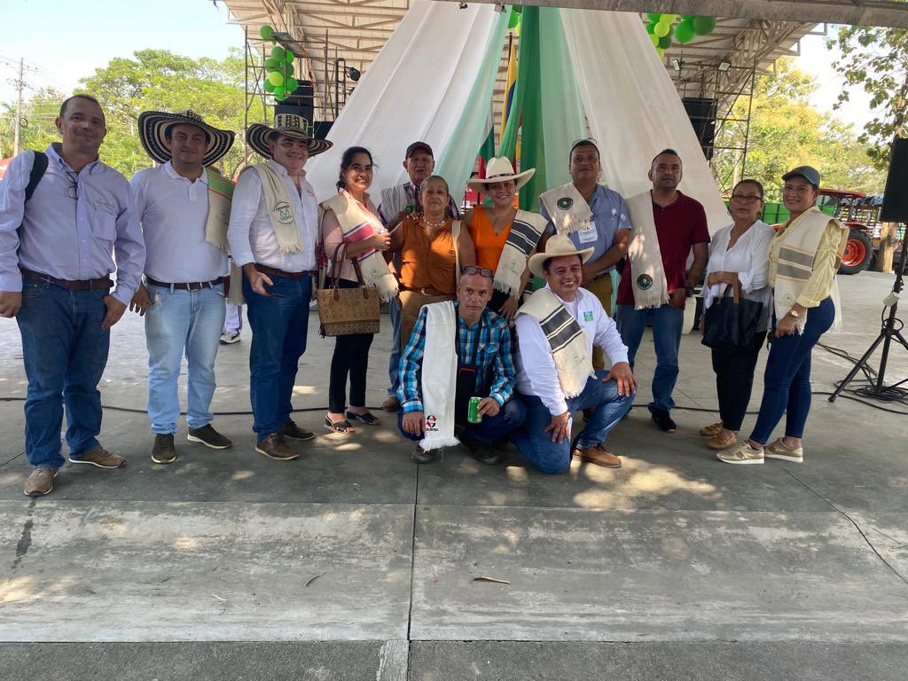 PLpurificacion's tweet image. Agradecimientos a las Organizaciones Gremiales #Ganaderas presentes en la XXII Feria Comercial Ganadera en Purificación- Tolima
Unidos en pro de la Ganadería Tolimense
@Fedegan @jflafaurie @ProyectoIbague 
#ConstruyendoGanadería 
#OrgullosamenteGanaderos