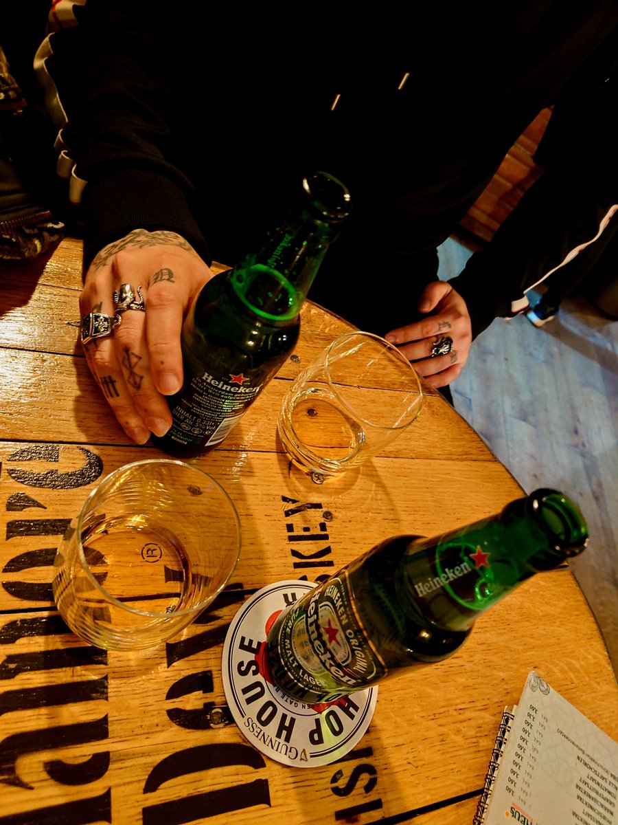 Haphazardoldboy's tweet photo. Irish Pub mit @Yungpain17 und die wahrhaftige Brohaftigkeit zelebrieren https://t.co/LaHjLHgakJ