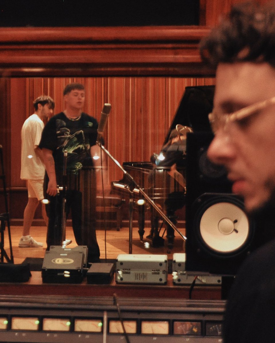 NicolaShigant's tweet photo. "Poko falta para irnos de aquí" que inspirador hacer música con este equipo.
Jueves 28/2 #Aftercon Knak y Tadu Vazquez
Estuvimos trabajando y mezclando duro en #estudiospanda con todo el equipo de @shigant_studios para que quede fresco.
Esto pasa después de la fiesta. https://t.co/PU06Orhvbt