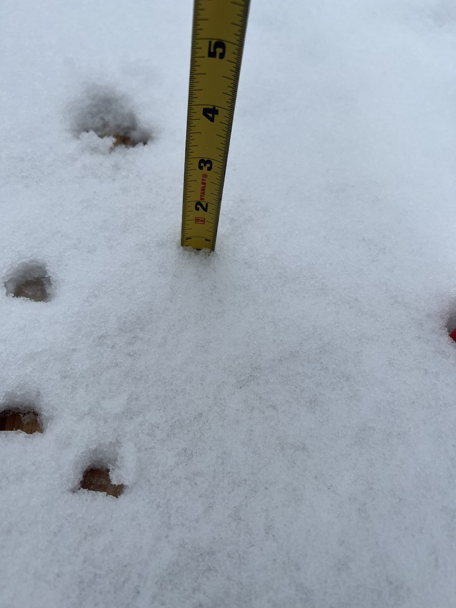 Jebweather's tweet photo. Measured an additional daytime snow accumulation of 0.8 inches. Total snowfall of 3.7 inches in Sutton, MA. Light snow/sleet currently falling. @WX1BOX https://t.co/oCbjWQJBcP