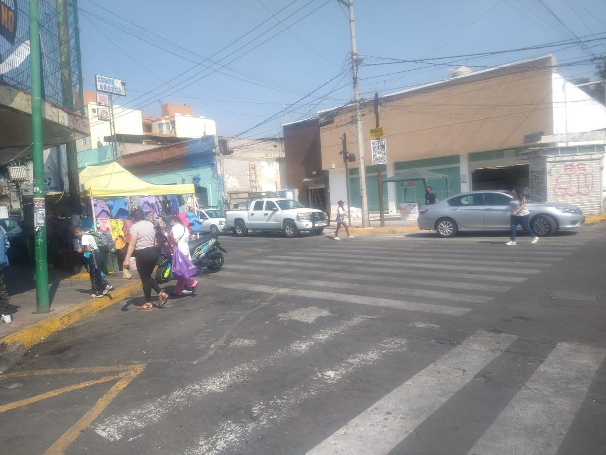 MercadoAnahuacZ's tweet photo. Pedimos a las autoridades de la @AlcaldiaMHmx apoyo para verificación del centro comercial farmacia Guadalajara, el predio está irregular como es posible que obtuvo permisos para operar calle Tlaloc #64 @GobCDMX
@MHGOByJ @mauriciotabe @gabysalido @inveacdmx @SSaludCdMx https://t.co/fK6vG6IRcT
