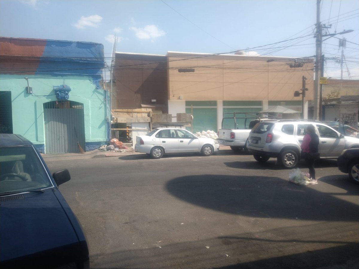 MercadoAnahuacZ's tweet photo. Pedimos a las autoridades de la @AlcaldiaMHmx apoyo para verificación del centro comercial farmacia Guadalajara, el predio está irregular como es posible que obtuvo permisos para operar calle Tlaloc #64 @GobCDMX
@MHGOByJ @mauriciotabe @gabysalido @inveacdmx @SSaludCdMx https://t.co/fK6vG6IRcT