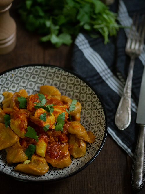 cofooders's tweet photo. Quel beau mariage cette #recette de #jvvcuisiner Curry de poulet à la tomate et knepfle de patate douce 👉https://t.co/Ux79rSaHRV #curry #poulet #knepfle #patatedouce #plat #voyage #jeudiphoto #alsace #ideerecette https://t.co/JEYvu6miDX