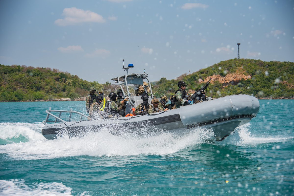 #NavyPartnerships are the key 🔑 to victory! 💪 ⚓ 

🇺🇸 and 🇬🇷 aircraft conduct combined long range strike training over Romania.

🇺🇸 and 🇹🇭 special warfare operators conduct maritime interdiction operations.