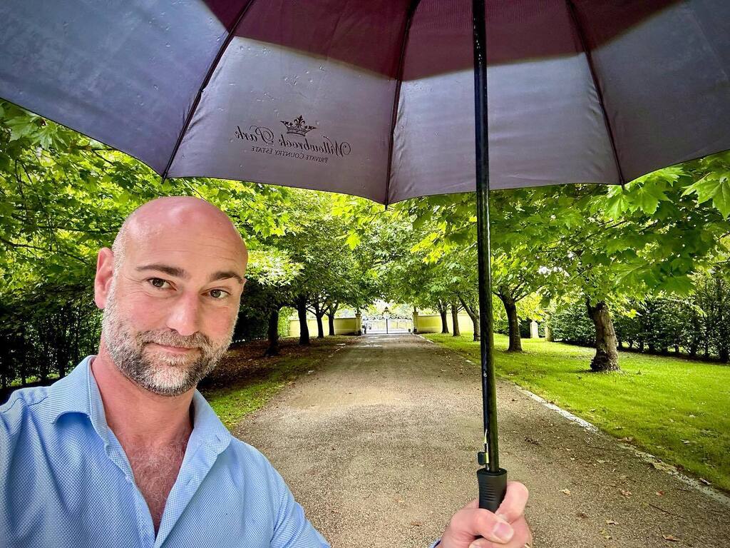 willowbrookpark's tweet photo. Here comes the rain again…. It feels like Autumn has arrived without much of a summer at all!
.
.
.
#rain #umbrella #regenschirm #driveway #countryestate #herbst #autumn #willowbrookparknz #lordcowell #boutiquehotel #weddingvenue https://t.co/6tNQDfyhRW https://t.co/hF2csZJhwr