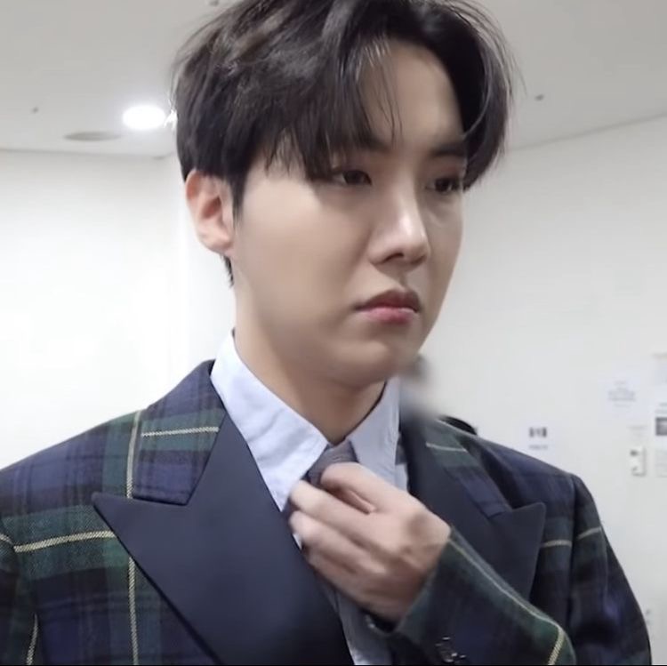 hourlyhyungline's tweet photo. https://t.co/b1MxIHYccI