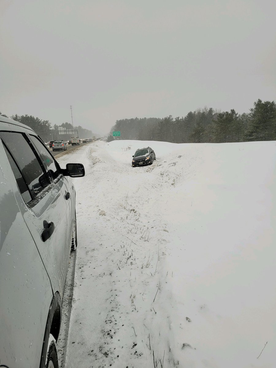 MEStatePolice's tweet photo. Since 5am Troopers have responded to more than 40 crashes and slide offs on the Turnpike. That number is only expected to grow as Troopers are seeing drivers driving to fast for weather conditions. #PleaseSlowDown #PleaseBeSafe https://t.co/l0W3m2H98z