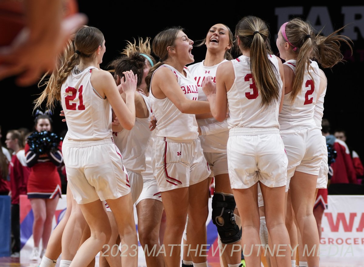 MPutneyMedia's tweet photo. 4A- Ballard beats Decorah 58-44.
#iahsgbb #IGHSAU @SBLiveIA #IowaGirl @BHSbombers @BHS_girlshoops @DecorahGBB
https://t.co/B1GrppnMPc https://t.co/dXSgb8QKHZ