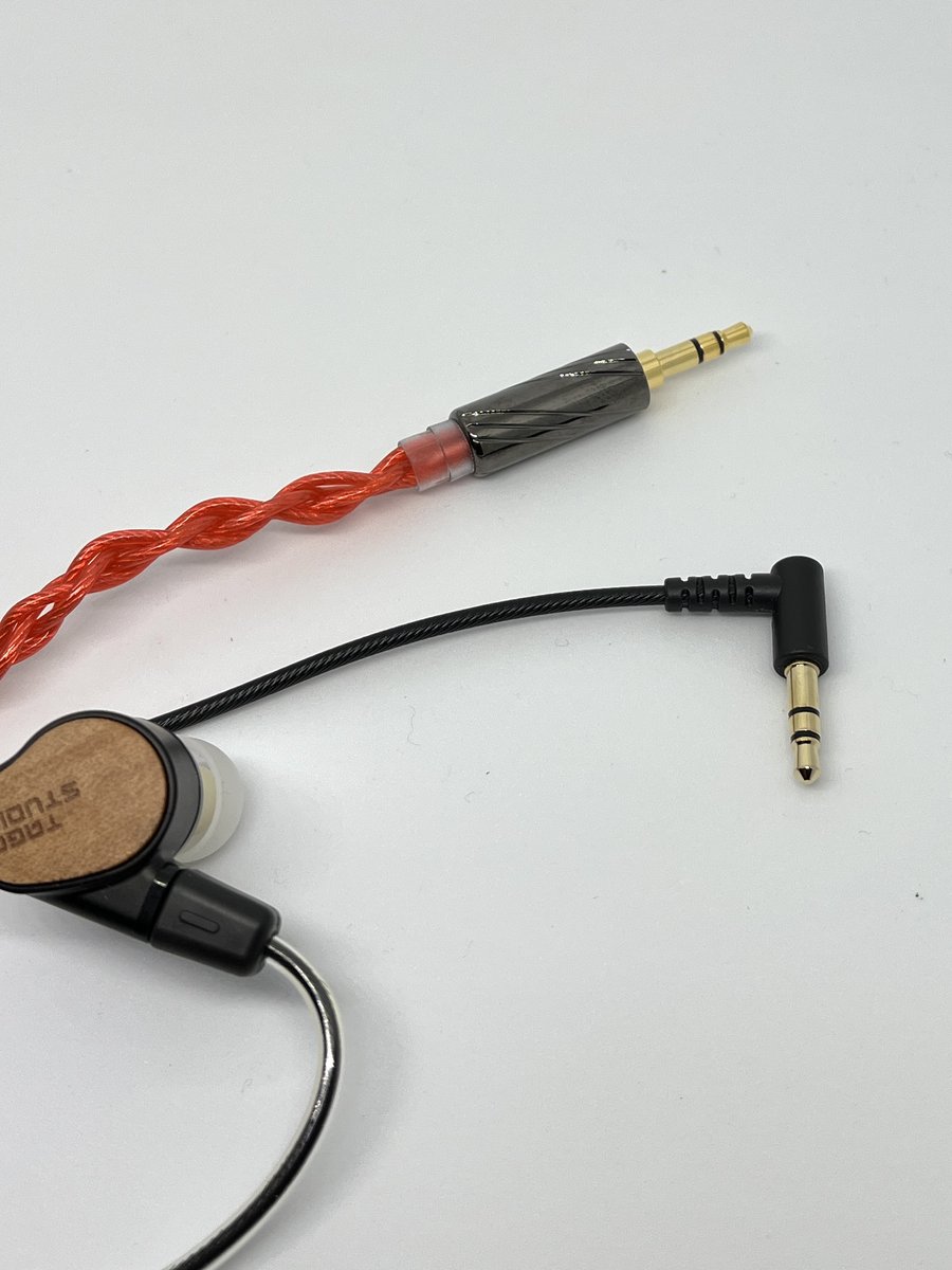 ケーブルを断線させてしまっていたOriolusのイヤホンをリケーブルして復活させてみた。
もともとは落ち着いた雰囲気のデザインだったのだけど、太くて派手な赤いケーブルを着けたら賑やかな外見に。いいね。
イヤホンは好きだけれどリケーブルには特に興味がなかったのでいい経験になった。 
