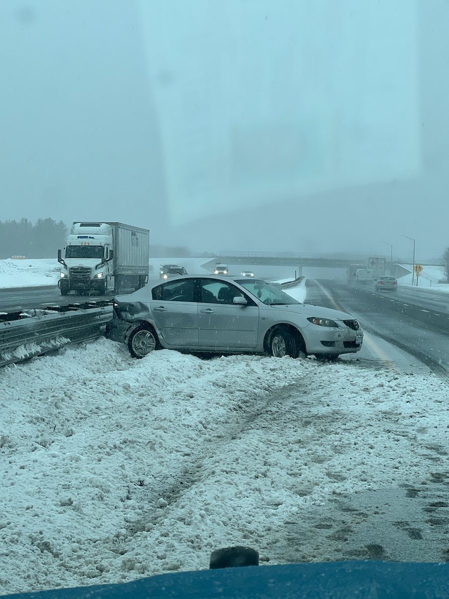 MEStatePolice's tweet photo. Since 5am Troopers have responded to more than 40 crashes and slide offs on the Turnpike. That number is only expected to grow as Troopers are seeing drivers driving to fast for weather conditions. #PleaseSlowDown #PleaseBeSafe https://t.co/l0W3m2H98z