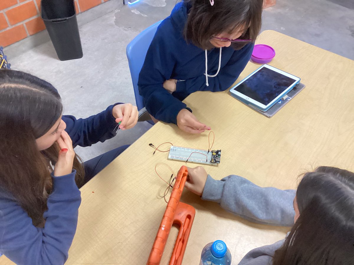RobertoCasCSB's tweet photo. Alumnos trabajando en equipo haciendo uso del iPad para realizar el circuito en clase de robótica #CSBartes #CSBdeportes #CSBtecnologia @CSBoficial @JJHoyos_CSB @oz_csb #AppleTeacher https://t.co/xoYqIfhX7P