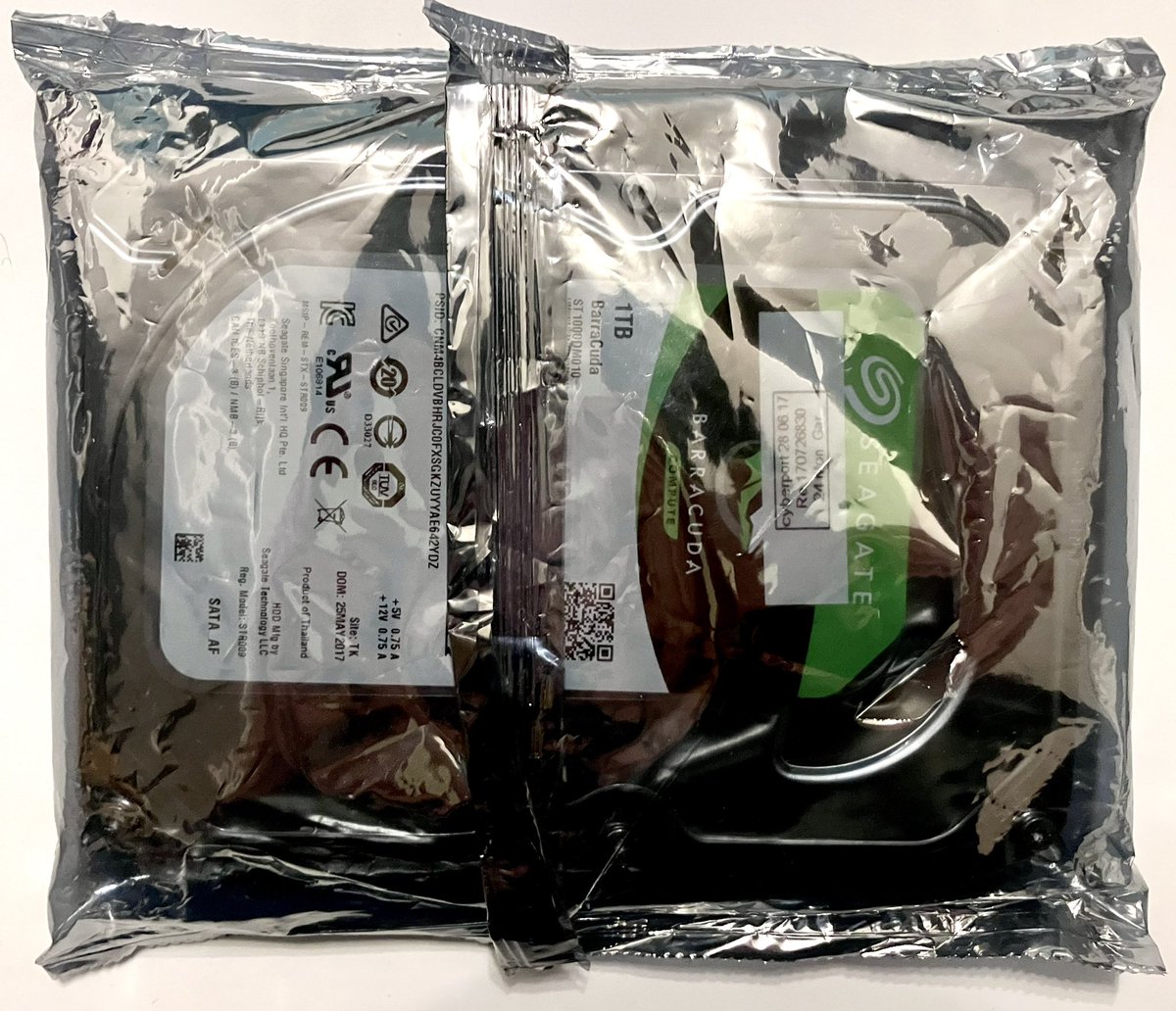 soggi_org's tweet photo. The #vintage | #retro #debug|#POSTCard for #ISA|#PCI and the two unused #SATA #HDDs (#Seagate|@Seagate #Barracuda 1TB and #WesternDigital|@westerndigital #WDRe #Enterprise 500GB) below were also part of the storage clean-up at work and could be saved from #ElectronicWaste. https://t.co/lKYNfqg5Uy