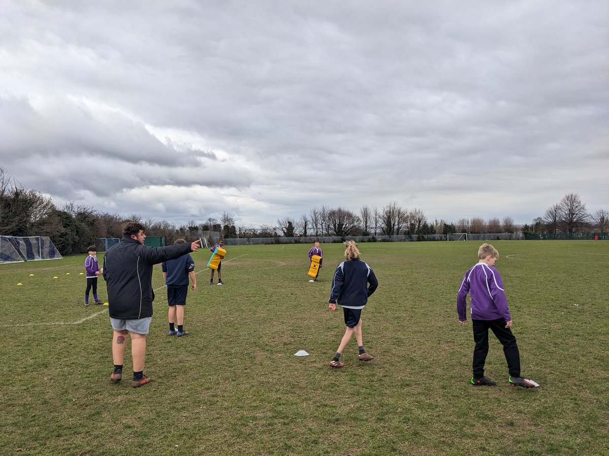 pe_thehoward's tweet photo. Great to have ex student Olly Edwards helping out with year the 7 Rugby Club #medwaype #howardpe #schoolrugby #extracurricular https://t.co/FQrrdvysRl