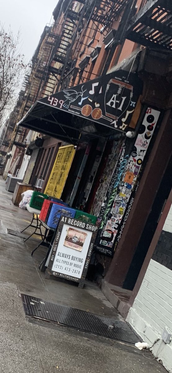 The amount of hip hop records here is next level diggin 💯