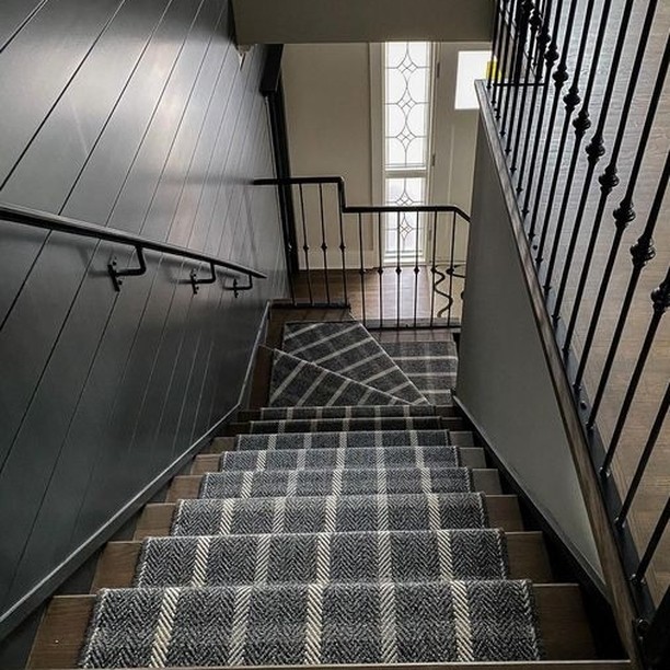 stantondesignco's tweet photo. LOVE this staircase! (Featuring: Tattersall) 😍😍

View All Colors: https://t.co/fQQHfoMJ5Q 

@rochellelynnedesign #stantoncarpet #plaidstairs #plaidrunner #custominstallation #customstairs #staircase #staircasedesign #stairsofinstagram #stairrunner #stairrunnercarpet #carpet ... https://t.co/AvTJbEzzWc