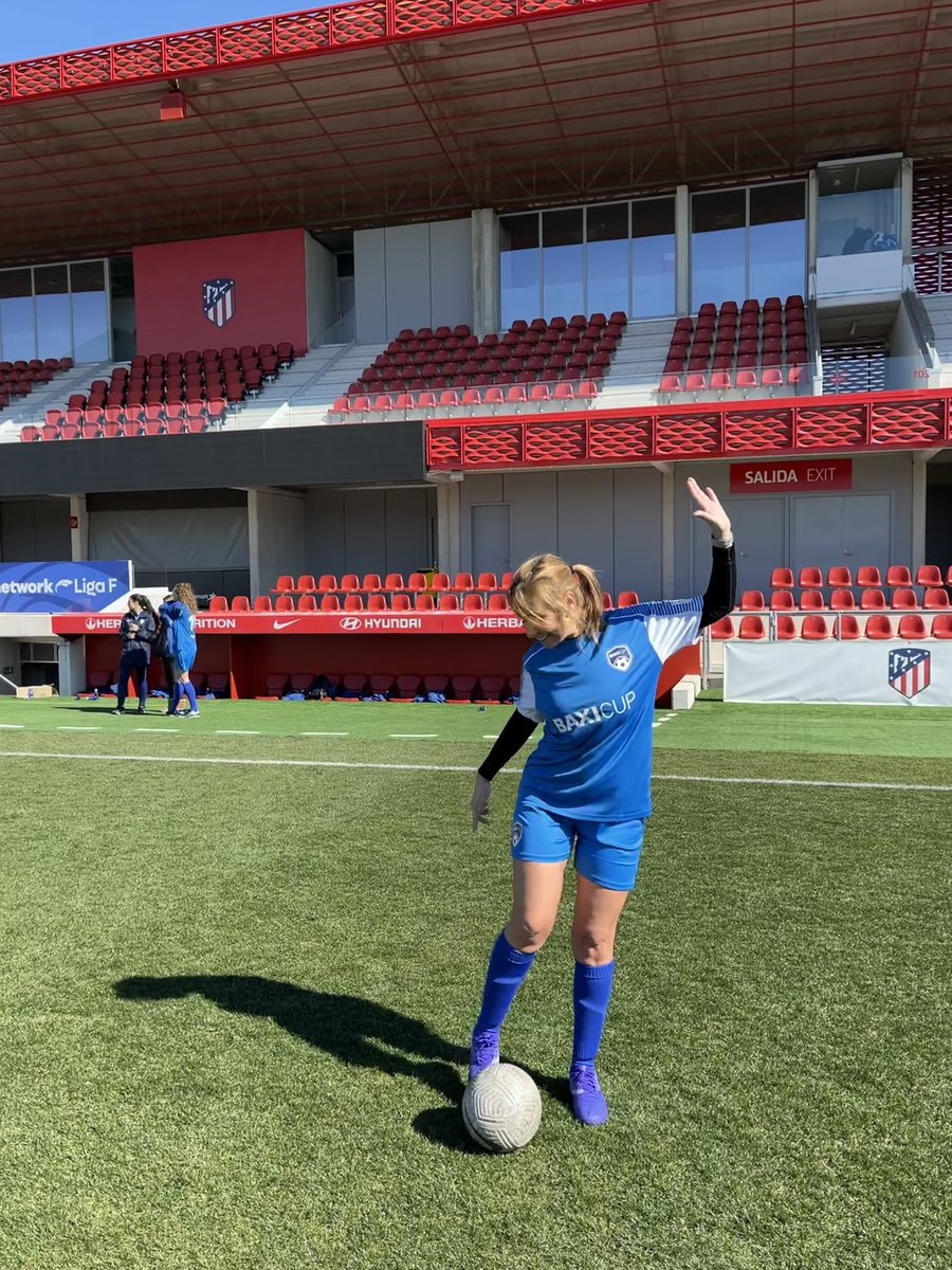 rocio_burgos's tweet photo. Hablo mucho de fútbol, pues hoy me he calzado unas botas y he disfrutado como una niña. Gracias a @BAXI_ES por este partido con compañeras periodistas, al @AtletiFemenino por acogernos en su casa con tanto cariño y a mis compañeras y rivales de césped. https://t.co/Uef5749xA4